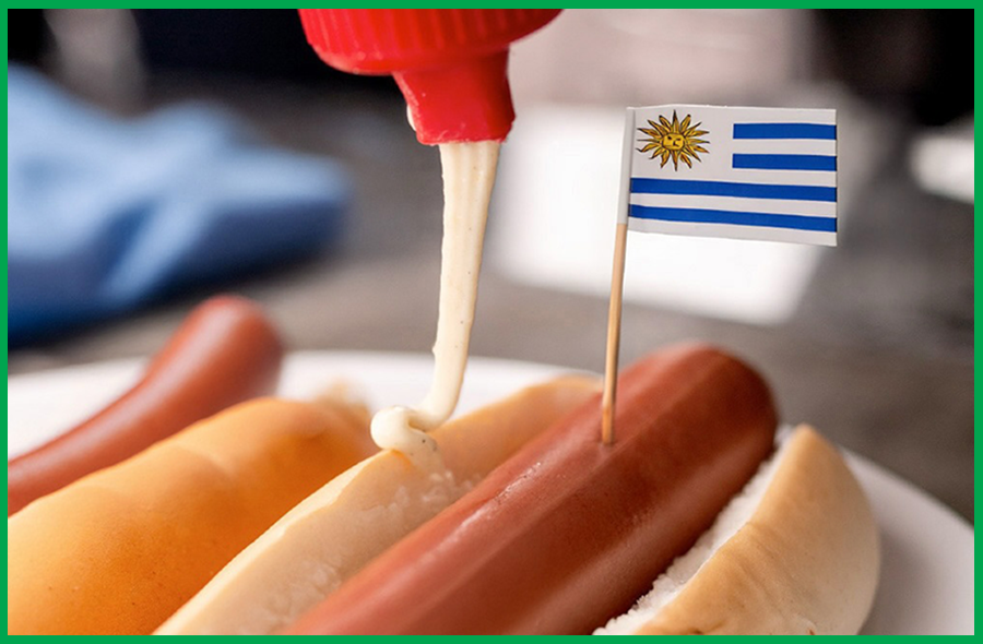 Pancho con mostaza y bandera uruguaya